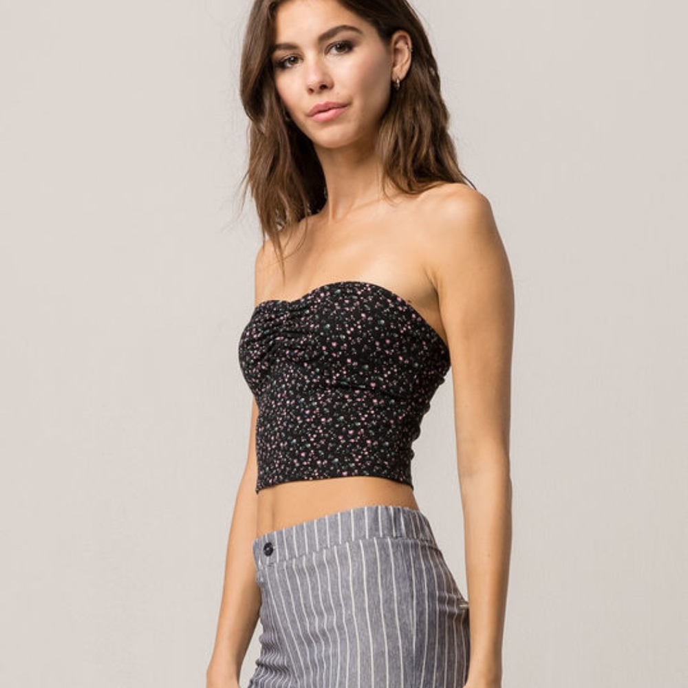 IVY & MAIN Ditsy Floral Cinch Front Tube Top in Black